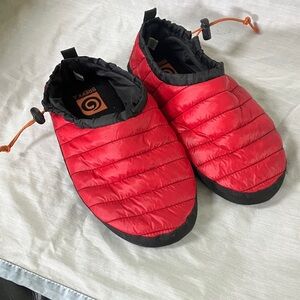 Brekka large men’s 9-10 women’s 11-12 Quilted Slippers